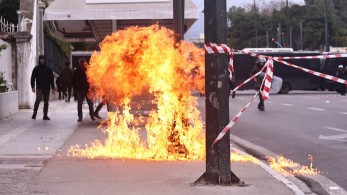 «Ακίνδυνες» μολότοφ: αριστερές «πλάτες» στην ανομία «Ακίνδυνες» μολότοφ: αριστερές «πλάτες» στην ανομία