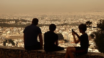 Η σκόνη σκέπασε την Ελλάδα  – Λασποβροχές και αποπνικτική ατμόσφαιρα