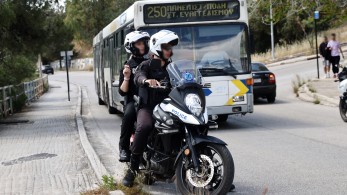 Πολυτεχνειούπολη: κουκουλοφόροι χτυπούν νεαρό πεσμένο στο έδαφος (video) Πολυτεχνειούπολη: κουκουλοφόροι χτυπούν νεαρό πεσμένο στο έδαφος (video)