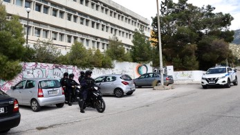 Η κυρία του κυλικείου: μόνη με πρόσωπο απέναντι στους τραμπούκους Η κυρία του κυλικείου: μόνη με πρόσωπο απέναντι στους τραμπούκους
