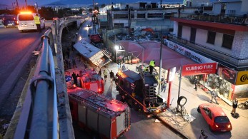 Φορτηγό έπεσε από γέφυρα της Πέτρου Ράλλη στη Θηβών - Ελαφρά τραυματίας ο οδηγός (video)