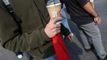 Ο ημιπιτσιρικάς των 34: επανάσταση με χαστούκια σε γυναίκες και κρυφτό σε φουστάνια