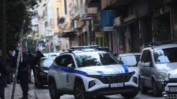 Ανθρωποκυνηγητό της ΕΛΑΣ για τον 40χρονο με την καπαρτίνα που στήνει καρτέρι σε ανήλικες (video)