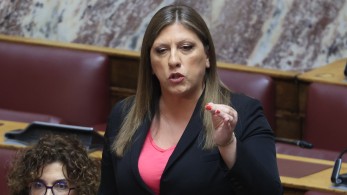 Η Ζωή στήνει νέο σόου με τη δικογραφία για τα Τέμπη: καταγγελίες και θεωρίες συνωμοσίας