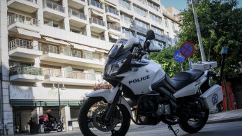 Θεσσαλονίκη: σπείρα βανδάλισε με γκράφιτι το Γαλλικό Ινστιτούτο – 5 συλλήψεις