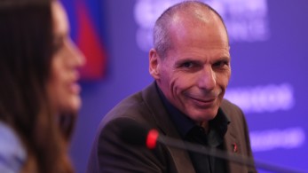 Έχασε την ψυχραιμία του ο Βαρουφάκης και επιτέθηκε σε δημοσιογράφο: Είστε γελοία, κυρία μου (video) Έχασε την ψυχραιμία του ο Βαρουφάκης και επιτέθηκε σε δημοσιογράφο: Είστε γελοία, κυρία μου (video)