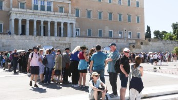 Χιλιάδες τουρίστες στο Σύνταγμα για την αλλαγή φρουράς στον Άγνωστο Στρατιώτη (photos)