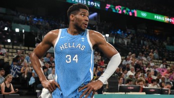 Γιάννης Αντετοκούνμπο: Η live «μάχη» του με μια κατσαρίδα που έγινε viral (video) Γιάννης Αντετοκούνμπο: Η live «μάχη» του με μια κατσαρίδα που έγινε viral (video)