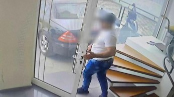 Νέα Φιλαδέλφεια: «άρπαζαν» κινητά υποδυόμενοι τους διανομείς φυλλαδίων - Τρεις συλλήψεις (photos)