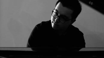 Ο βραβευμένος πιανίστας Λευτέρης Γαβαλάς συστήνεται