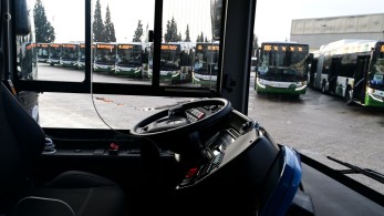 Ίλιον: ανήλικος γρονθοκόπησε οδηγό λεωφορείου, του έσπασε δόντι - Τι συνέβη