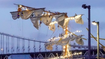 Σοκάρουν οι εικόνες από την πρόσκρουση ιστιοφόρου στη γέφυρα του Μπρούκλιν