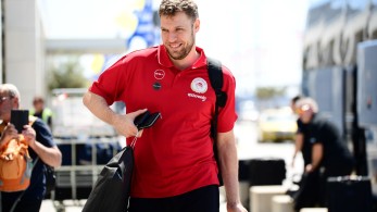 Αναχώρησε για Άμπου Ντάμπι ο Ολυμπιακός - Τι δήλωσαν Μπαρτζώκας, Παπανικολάου (photos)