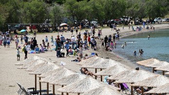 Ανάβυσσος: πέντε συλλήψεις για παράνομη κατάληψη παραλίας - Δημιούργησαν αυθαίρετα υπαίθρια μπαρ