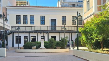 Μεταμορφώθηκε η Νομική Αθηνών: Χωρίς πανό και γκράφιτι μετά την εκκένωση της κατάληψης (photos & videos)