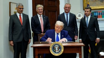 Τραμπ: υπέγραψε διάταγμα για μειώσεις έως και 90% στα φάρμακα - Ανοίγει μέτωπο με φαρμακευτικές