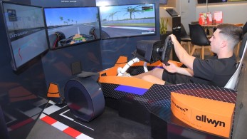 ΜακΛάρεν F 1 Corners στα καταστήματα ΟΠΑΠ - Αυθεντική εμπειρία Formula 1 μέσα από τον προσομοιωτή της ομάδας McLaren F1
