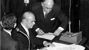 Σαν σήμερα το 1979 η Ελλάδα «μπαίνει» στην ΕΟΚ διά χειρός Καραμανλή (video) Σαν σήμερα το 1979 η Ελλάδα «μπαίνει» στην ΕΟΚ διά χειρός Καραμανλή (video)