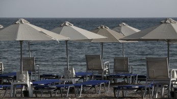 Ακτή Βουλιαγμένης: επενδυτικό ενδιαφέρον για τη μακροχρόνια μίσθωση της οργανωμένης παραλίας