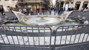 Ιταλία: οδηγός έριξε το ΙΧ του στα διάσημα σκαλοπάτια της Πιάτσα ντι Σπάνια (photo)