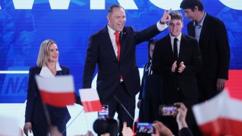 Εκλογές στην Πολωνία: ο συντηρητικός εθνικιστής Ναβρότσκι μπροστά με το 51% των ψήφων Εκλογές στην Πολωνία: ο συντηρητικός εθνικιστής Ναβρότσκι μπροστά με το 51% των ψήφων
