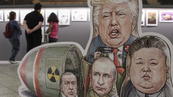 Η Ρωσία… βομβαρδίζει αμάχους όσο ψάχνει μέρος για συνομιλίες