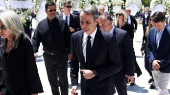 Το τελευταίο αντίο στον Χρήστο Ροκόφυλλο παρουσία Μητσοτάκη και πλήθους πολιτικών (photos)