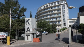 Χειροπέδες σε δύο άντρες στο ΚΑΤ - Απείλησαν ασθενή με ψεύτικο πιστόλι