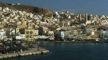 Le Figaro Nautisme: «Eπιτομή της κομψότητας» η Σύρος για τους Γάλλους ταξιδιώτες