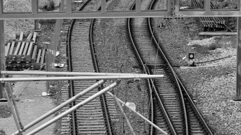 Κατερίνη: Φωτιά δίπλα στις γραμμές, έχει διακοπεί η σιδηροδρομική κυκλοφορία