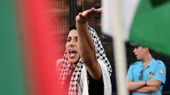 Σιναγχωμένος: πουλάει κλάψα κι ό,τι πιάσει