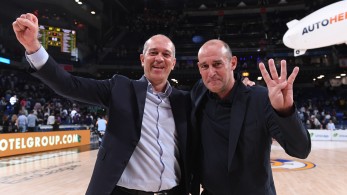 Οι Αγγελόπουλοι αποθεώθηκαν από τον κόσμο του Ολυμπιακού στο Άμπου Ντάμπι (video) Οι Αγγελόπουλοι αποθεώθηκαν από τον κόσμο του Ολυμπιακού στο Άμπου Ντάμπι (video)