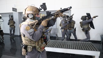 Άσκηση στον λιμάνι του Πειραιά με σενάριο τρομοκρατικής επίθεσης από βομβιστή (photos)