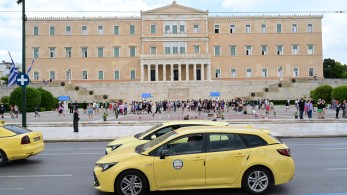 Ταξιτζής απεργός προπηλακίζει γυναίκα συνάδελφό του (video) Ταξιτζής απεργός προπηλακίζει γυναίκα συνάδελφό του (video)