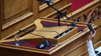 Σύγχυση και παλινωδίες από την αντιπολίτευση - Ψύχραιμη στάση από την κυβέρνηση για τα Τέμπη