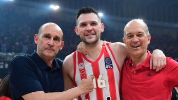 Ανεπανάληπτος ο Ολυμπιακός - Στέφθηκε βασιλιάς, παραληρεί ο Πειραιάς