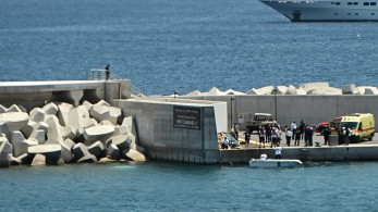 Ελικόπτερο έπεσε στη μαρίνα Βουλιαγμένης - Σώοι και οι πέντε επιβαίνοντες (video)