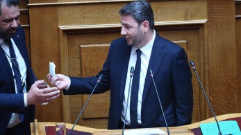 Δεν το ξέχασε το μαντίλι ο Μητσοτάκης, πρόεδρε Νίκο, σ’ το άφησε για να έχεις… Δεν το ξέχασε το μαντίλι ο Μητσοτάκης, πρόεδρε Νίκο, σ’ το άφησε για να έχεις…
