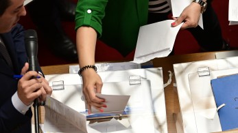 Βουλή: απορρίπτουν τις κατηγορίες με υπόμνημα 8 κυβερνητικά στελέχη