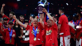 Πρωταθλητής Ολυμπιακός: έτσι πανηγύρισαν την κατάκτηση του τροπαίου οι Αγγελόπουλοι (video)