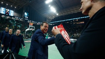 Ασέβεια Αταμάν: αρνήθηκε να πάρει το λάβαρο του Ολυμπιακού - Σε αμηχανία ο Μπαρτζώκας