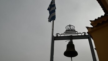 Λαμία: μπήκε έξαλλος και βρίζοντας στην εκκλησία επειδή... τον ξύπνησαν οι καμπάνες Λαμία: μπήκε έξαλλος και βρίζοντας στην εκκλησία επειδή... τον ξύπνησαν οι καμπάνες