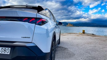 Στροφή στην πράσινη μετάβαση: Αυξάνονται οι πωλήσεις υβριδικών και ηλεκτρικών αυτοκινήτων στην Ελλάδα τον Απρίλιο