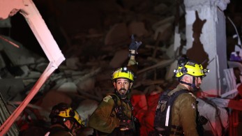 Φλέγεται η Μέση Ανατολή: Πλήγματα σε διυλιστήρια στην Τεχεράνη - Νεκροί και δεκάδες αγνοούμενοι στο Ισραήλ (video)