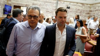 Υπογραφές στο πόδι, πολιτική στο γόνατο Υπογραφές στο πόδι, πολιτική στο γόνατο