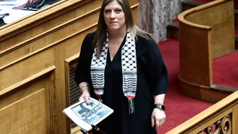 Η Ζωή, η μαντίλα και οι ρητορικές πεζοδρομίου Η Ζωή, η μαντίλα και οι ρητορικές πεζοδρομίου