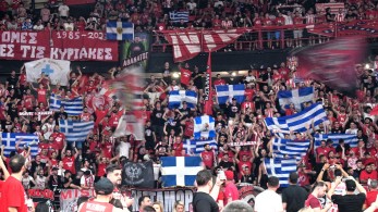 Ξεκίνησε ο μεγάλος τελικός στο ΣΕΦ - Αγώνας τίτλου για τους ερυθρόλευκους