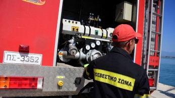 Αυτοκίνητο κατέληξε σε χαράδρα, στη Φθιώτιδα, με τρεις επιβαίνοντες