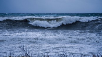 Καιρός: ισχυροί βοριάδες και ζέστη απειλούν το τριήμερο – Προειδοποίηση για πυρκαγιές