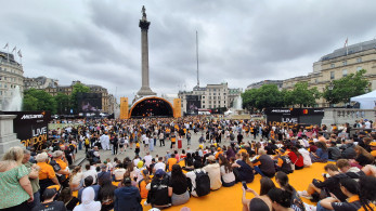 McLaren και Allwyn «έβαψαν» πορτοκαλί την Trafalgar Square McLaren και Allwyn «έβαψαν» πορτοκαλί την Trafalgar Square